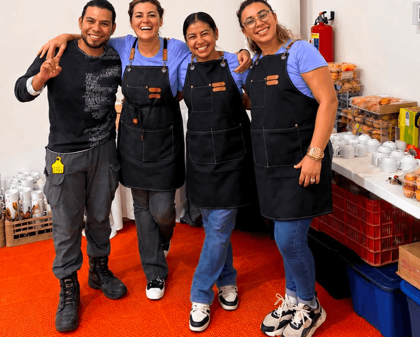 Equipo de Coffee Break Cancún con delantales morados