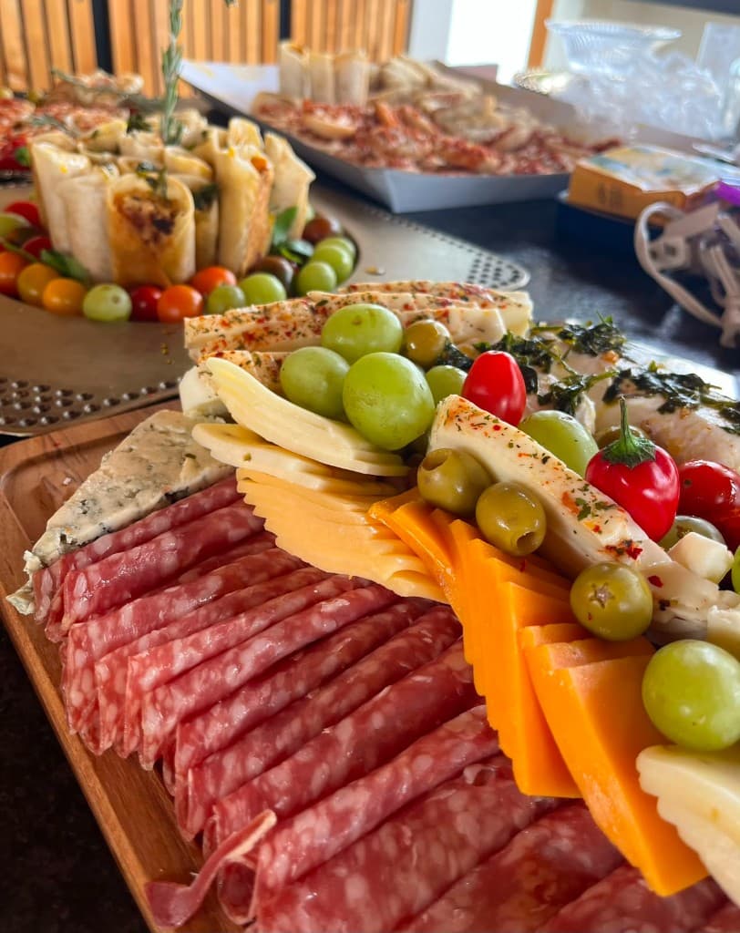 Tabla de charcutería con quesos, embutidos y frutas