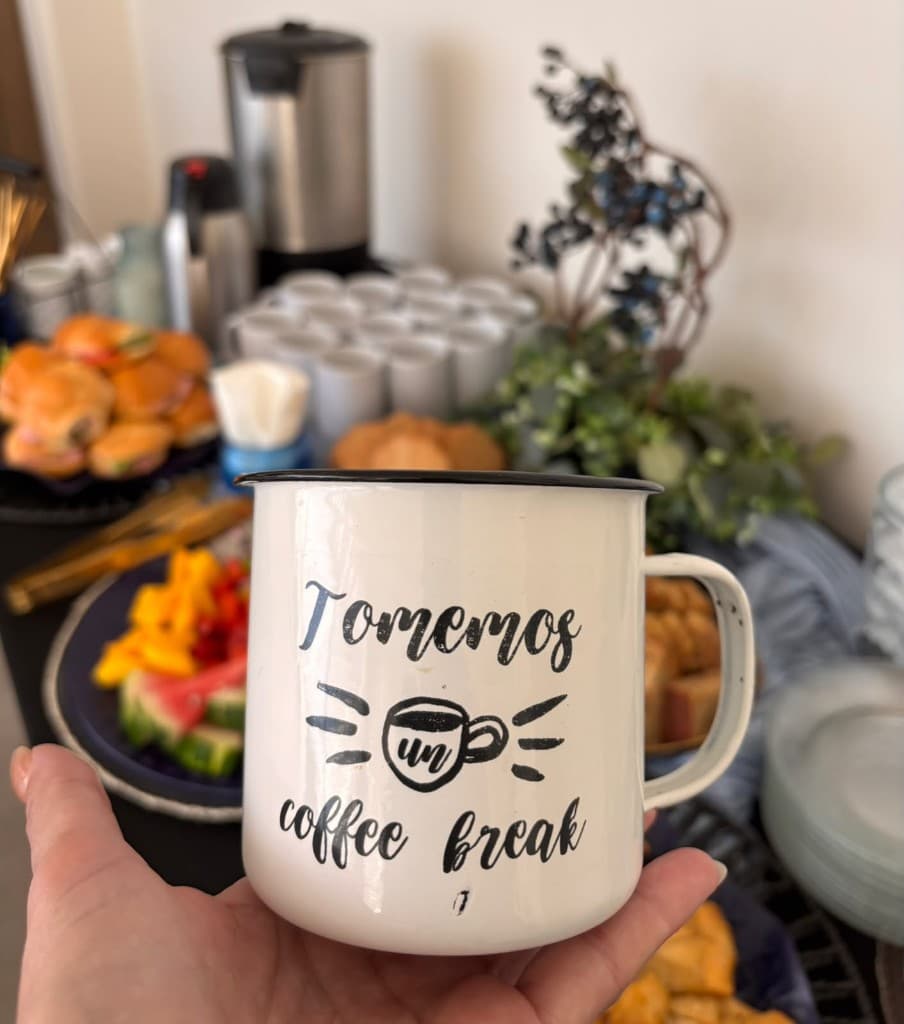 Taza con la frase Tomemos un coffee break