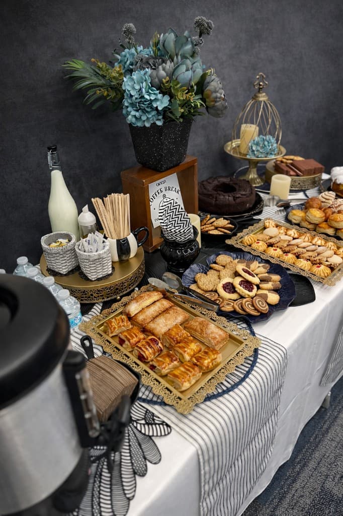 Detalle de mesa con panadería y flores