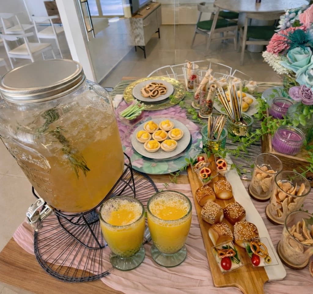 Spread de brunch con frutas tropicales