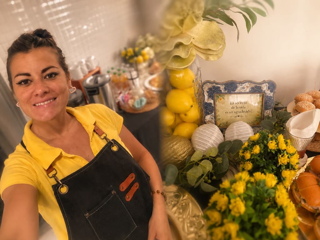 Equipo Coffee Break Cancún con montaje de evento en tonos amarillos, limones y flores